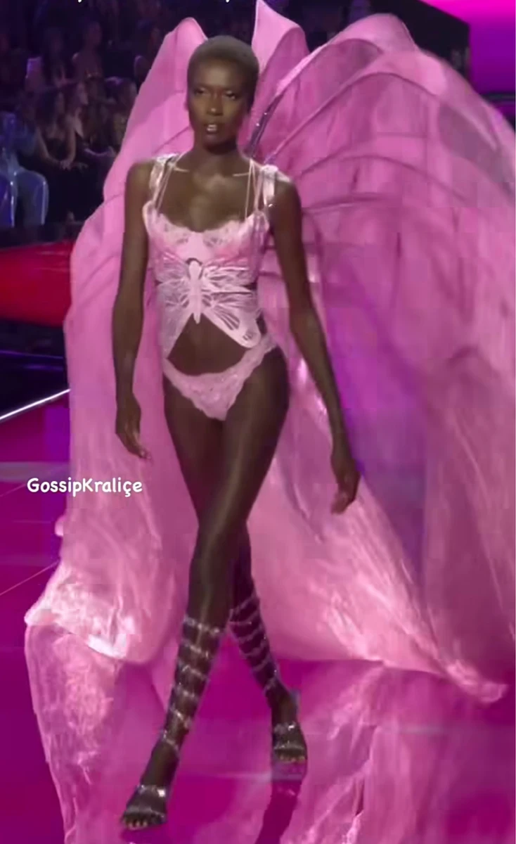 Авар Одхіанг у рожевому спідньому на шоу Victoria's Secret