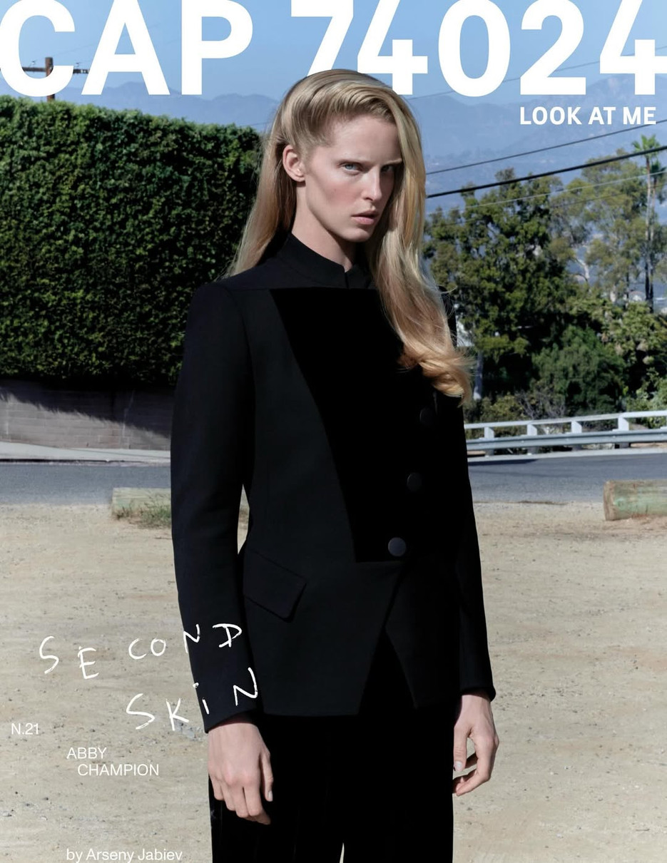 Невістка Шварценеггера у костюмі попозувала з ефектним поглядом