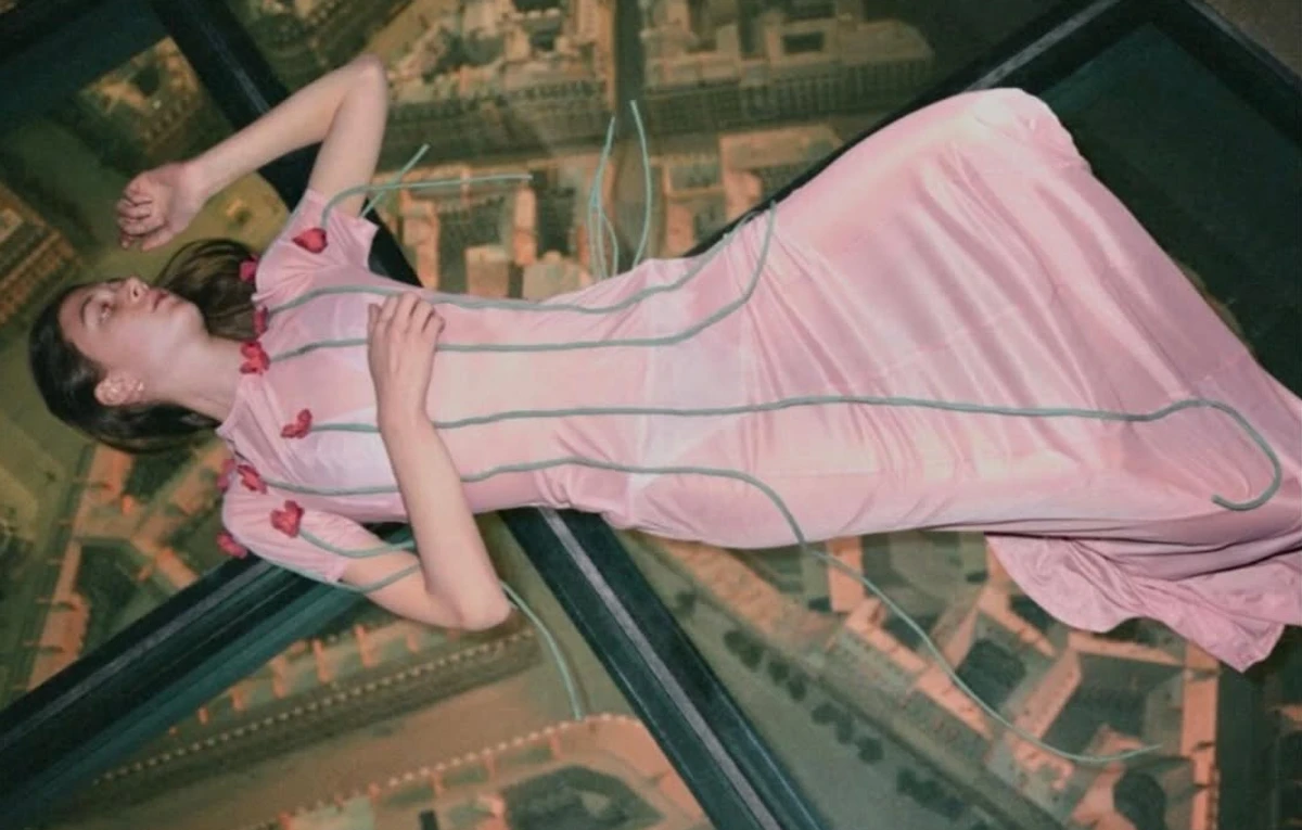 Донька Ніколь Кідман у напівпрозорій сукні полежала для фото