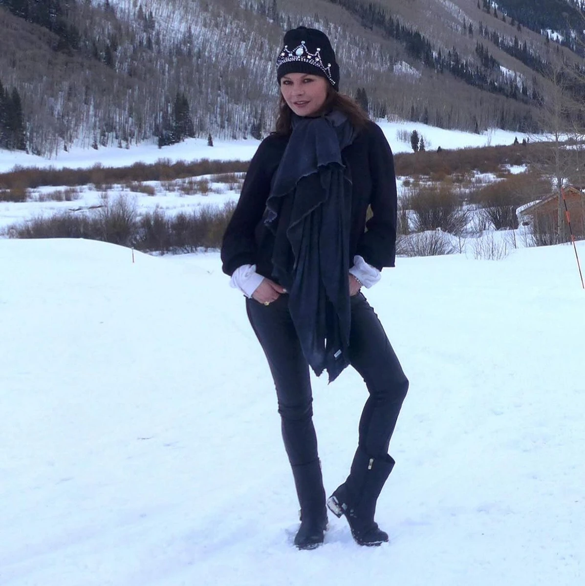 Актриса підкреслила фігуру обтислими штанами і попозувала на тлі засніженого краєвиду