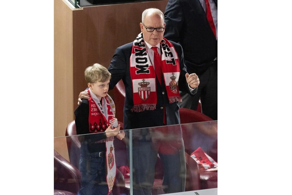 Батько та син виглядали як справжні фани 