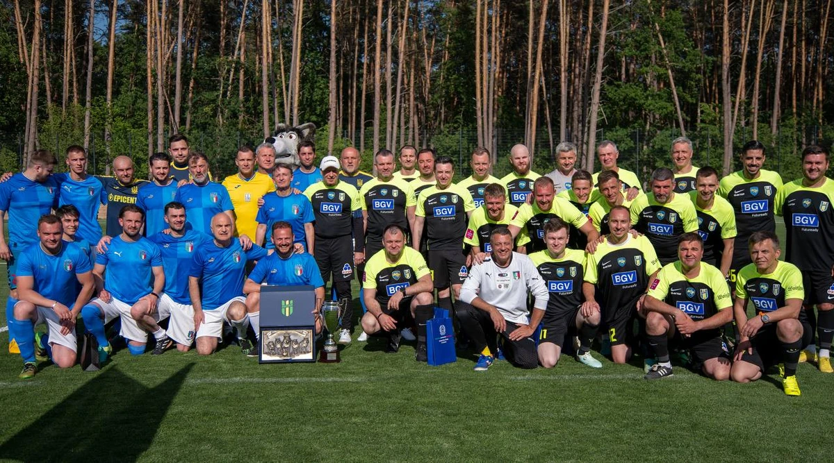 Команда працівників Посольства Італії в Україні та житомирського клубу Полісся