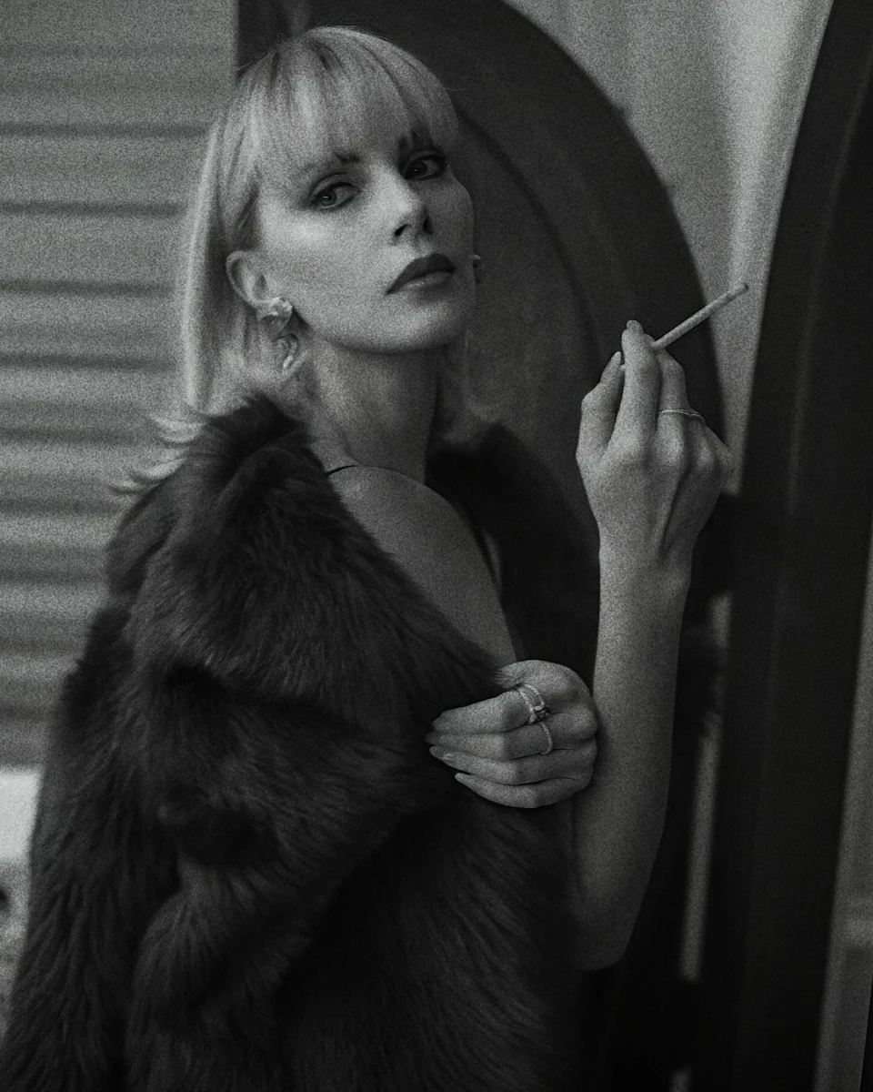 Шарліз Терон з цигаркою