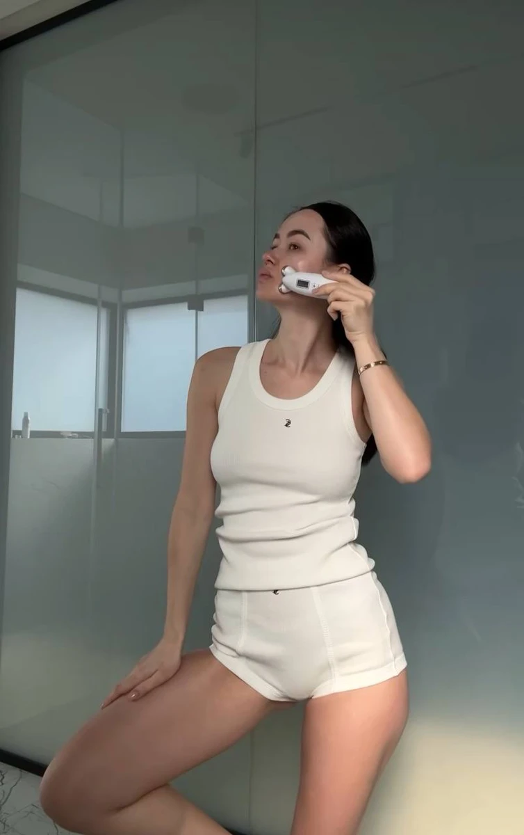 Парфільєва з масажером для обличчя