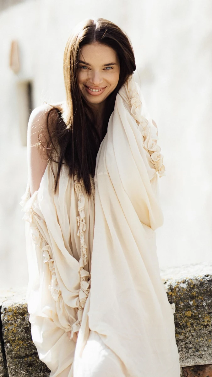 Дружина Усика у ніжній сукні посміхалася в камеру