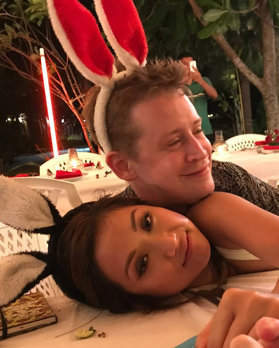 Маколей Калкін та його кохана попозували з кумедними вушками