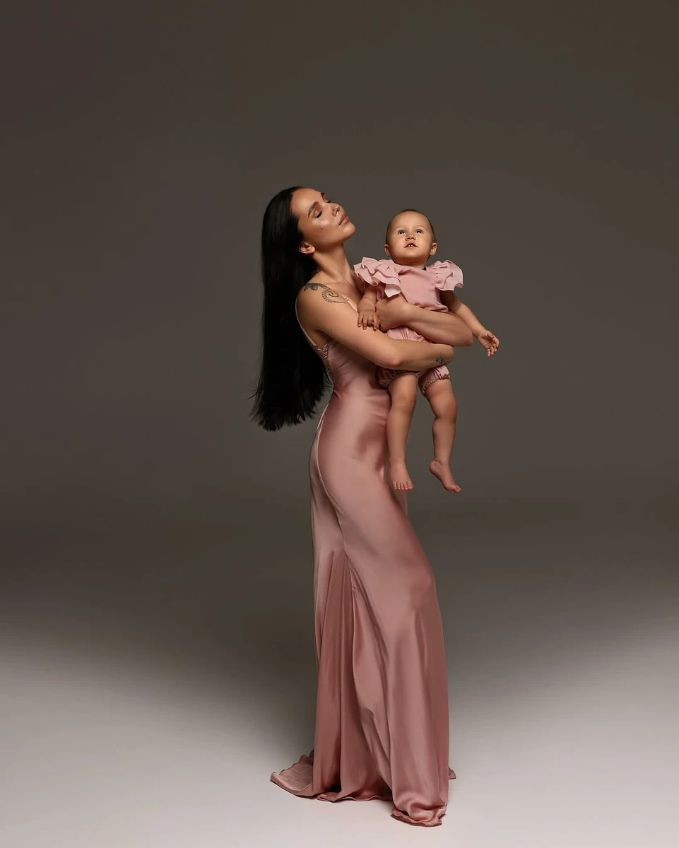 Елегантна Татарінцева показалася з майже 1-річною дочкою у рожевій сукні