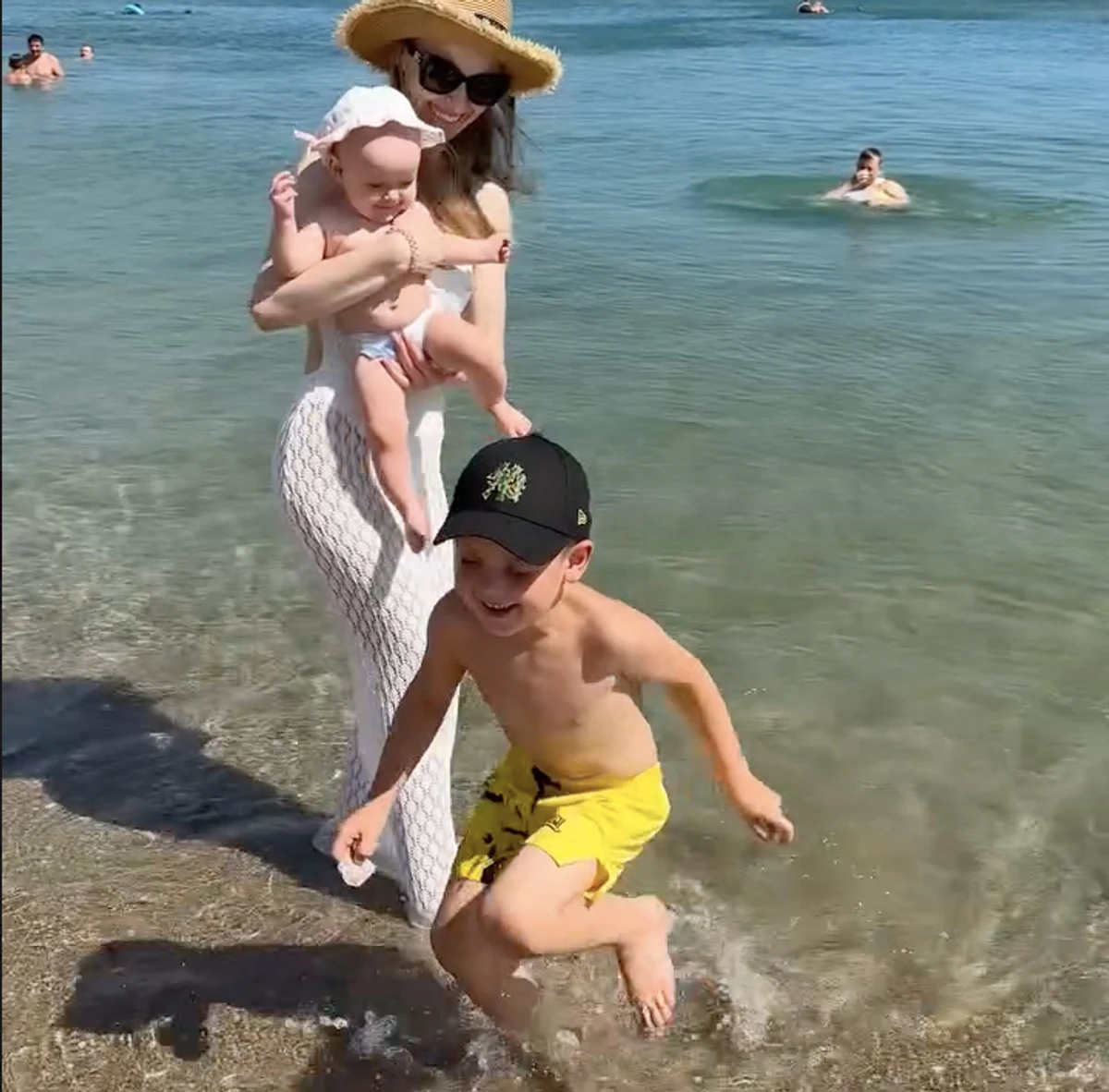 Анна Сагайдачна у прозорому луці попозувала з сином і дочкою на пляжі