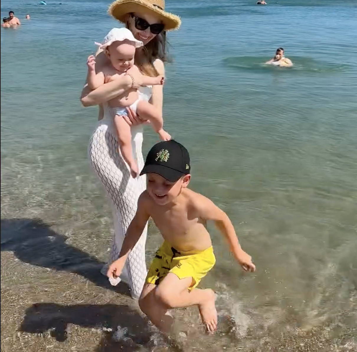 Анна Сагайдачна у прозорому луці попозувала з сином і дочкою на пляжі