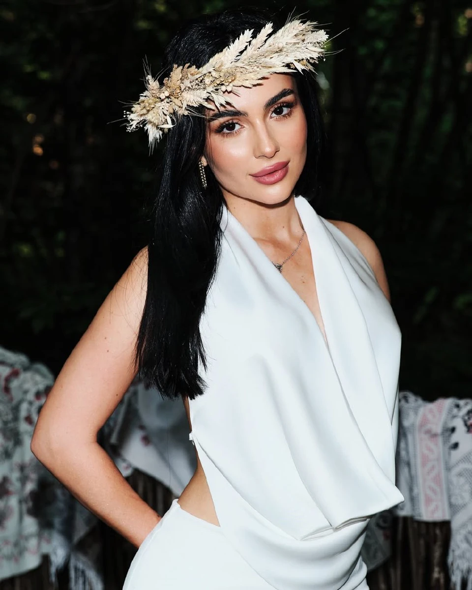 Трінчер у сукні і вінку