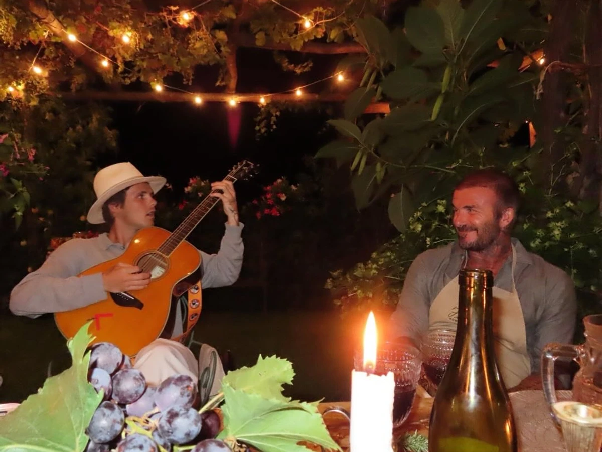 Вікторія Бекхем сфоткала Девіда, який насолоджується музикою сина