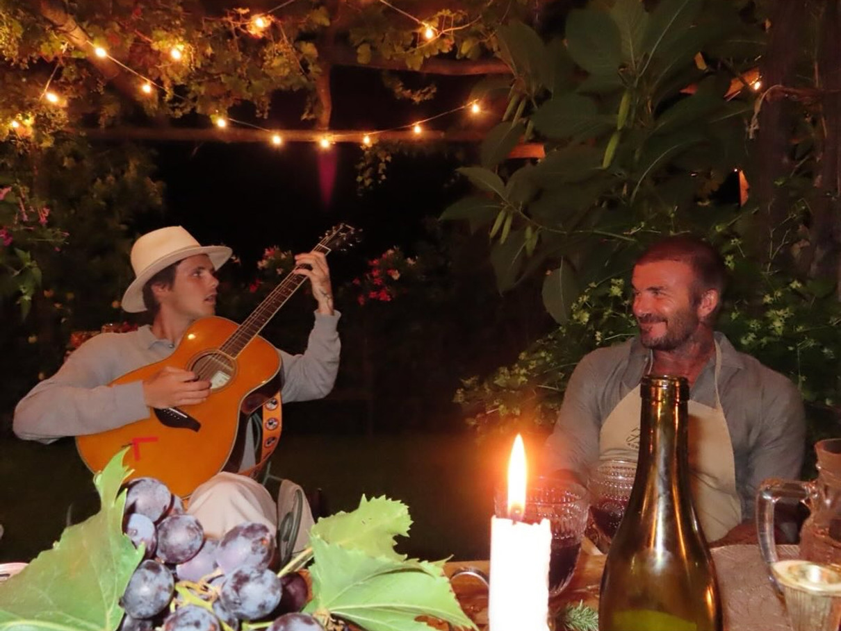 Вікторія Бекхем сфоткала Девіда, який насолоджується музикою сина