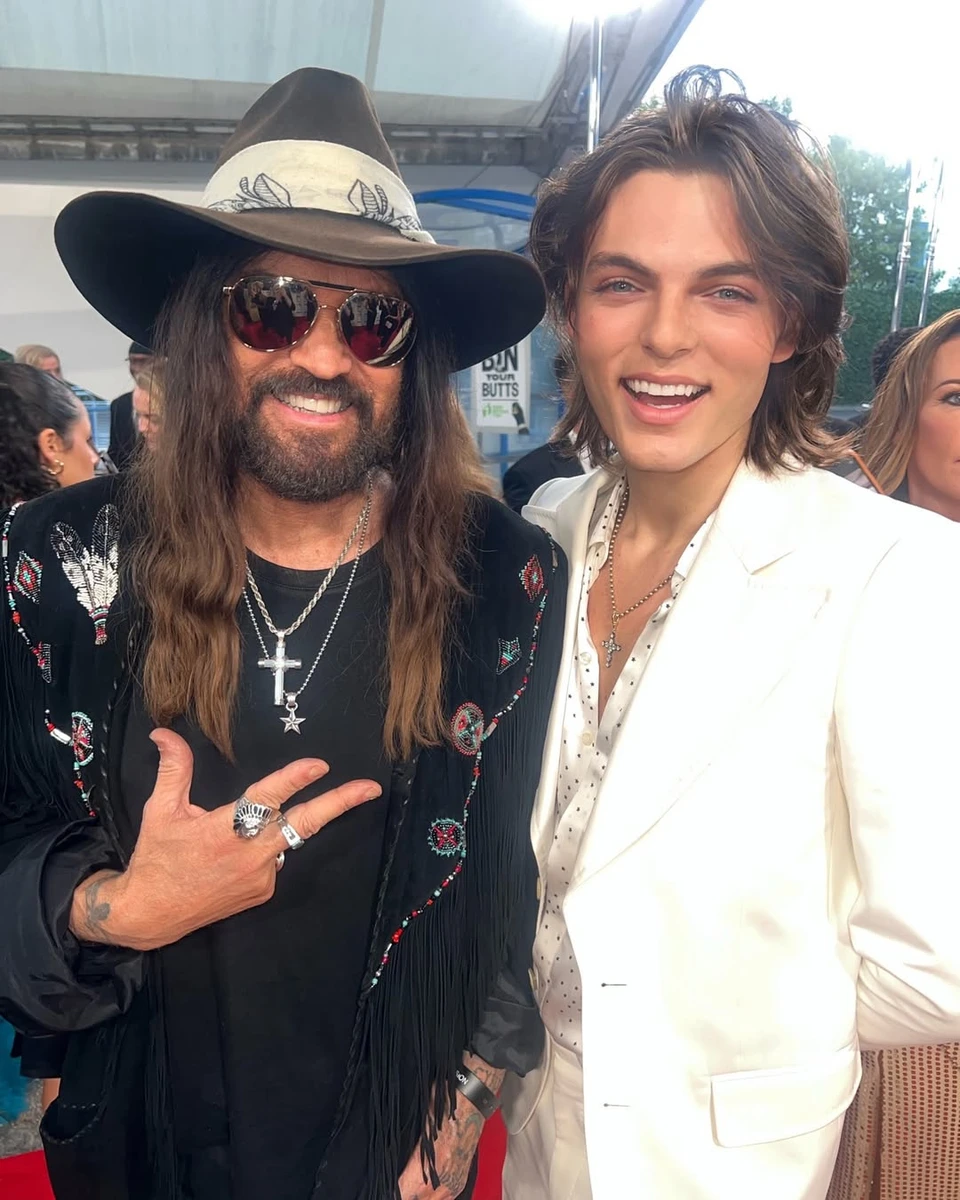 Елізабет Херлі показала сина та бойфренда разом на хіднику