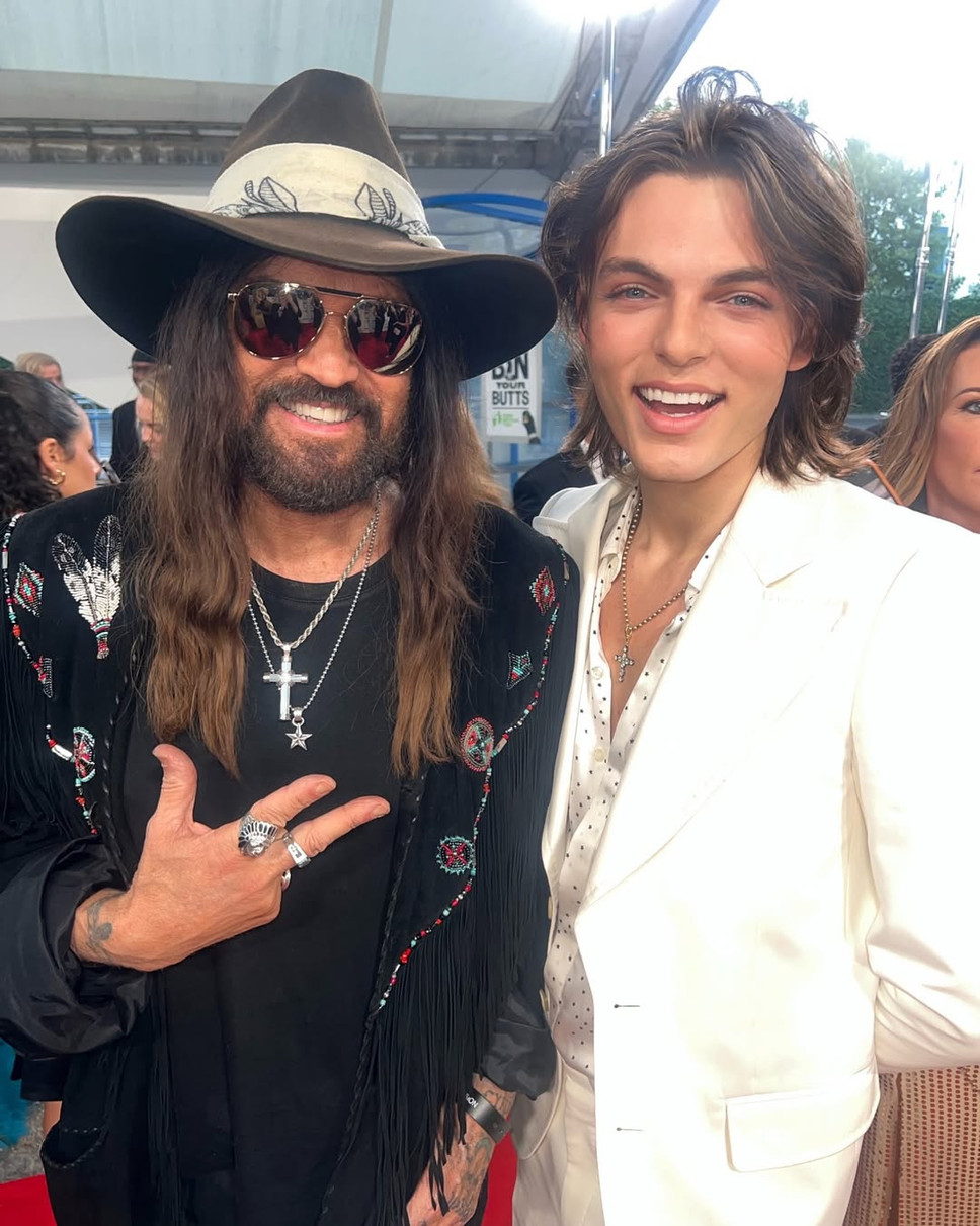 Елізабет Херлі показала сина та бойфренда разом на хіднику