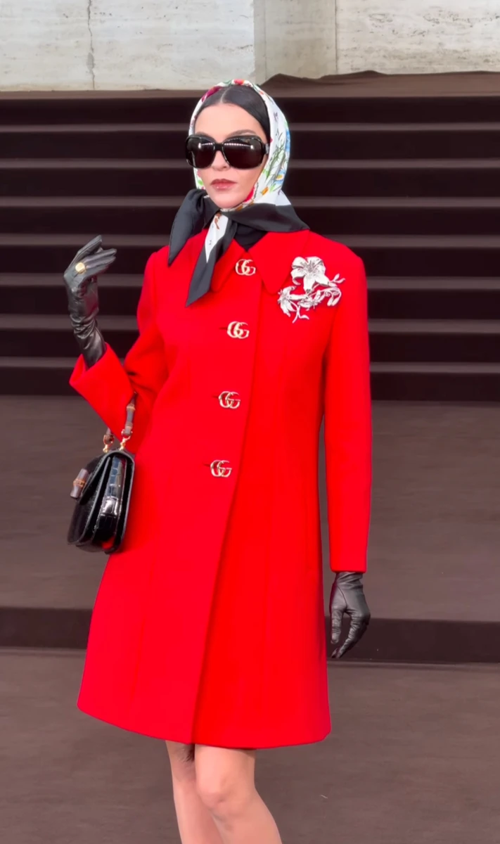 Модель Маріякарла Босконо вигуляла червоний лук на показі Gucci