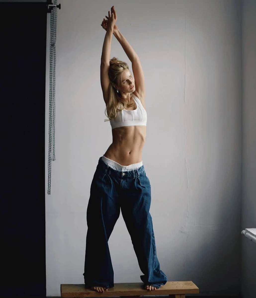 Катерина Кузнецова у топі й джинсах засвітила тоненьку талію