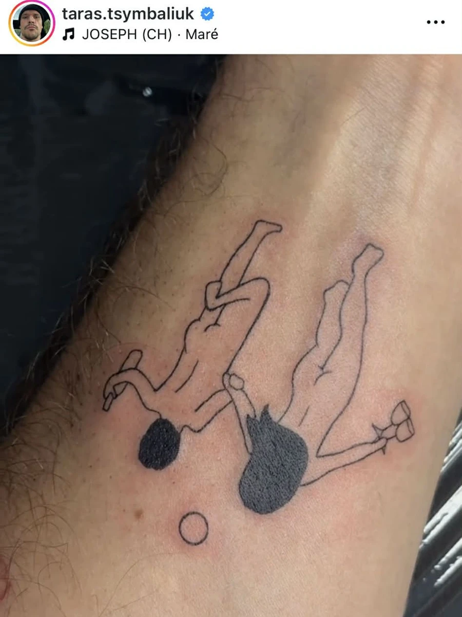 Ось така гола парочка з вином і келихами прикрашає тепер руку Тараса