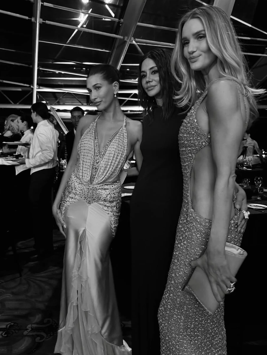 Наречена Стейтема попозувала з Хейлі Бібер у сексі сукнях