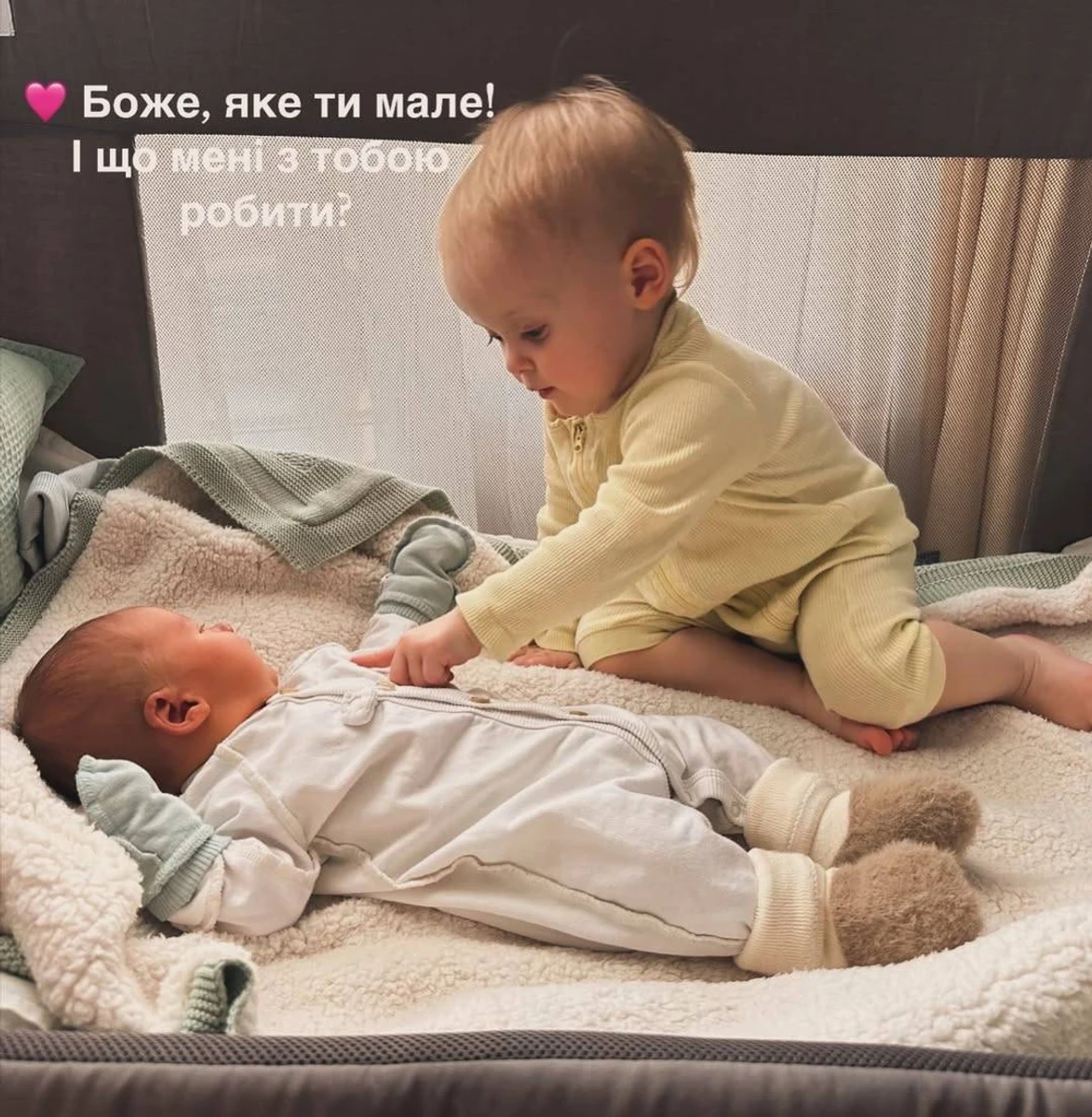 Дівчинка вивчає новонародженого малюка 