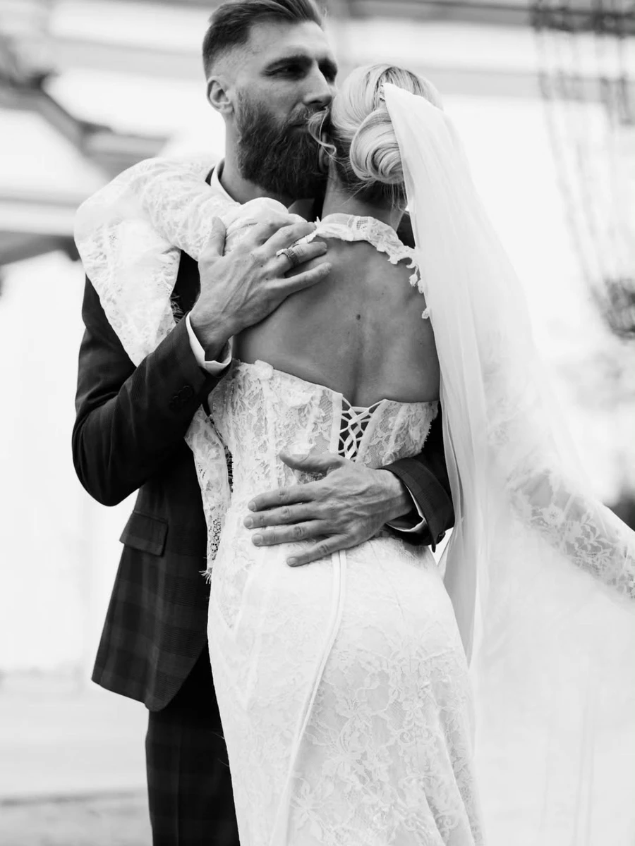 Павло Вишебаба обійняв свою наречену на весільних фото