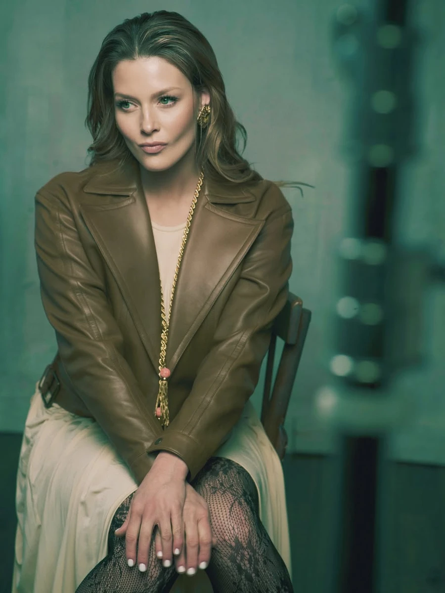 Любава Грешнова у сукні та шкірянці попозувала на стільці