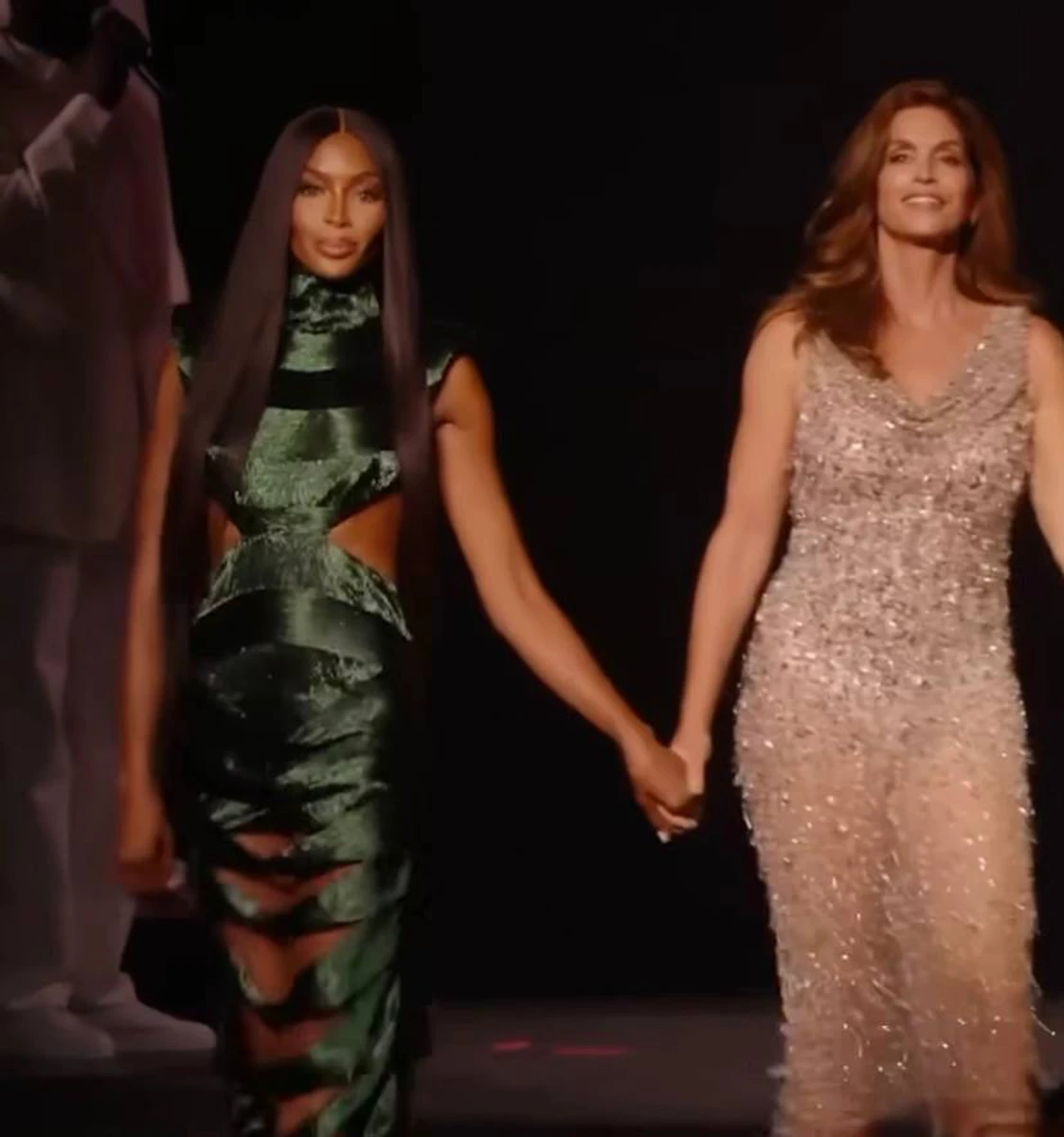 Красуні продефілювали у розкішних вбраннях