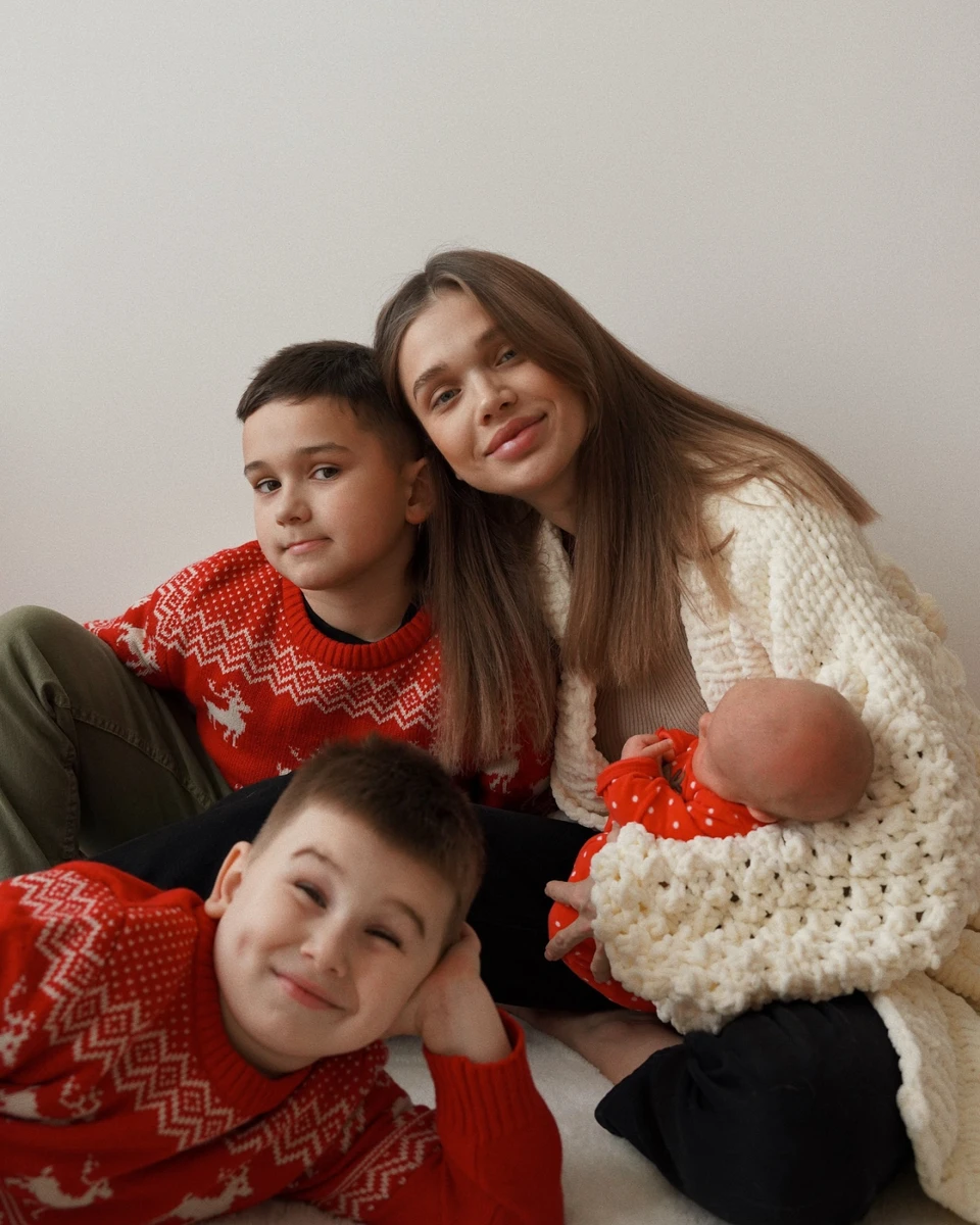 На передньому плані молодший Євген