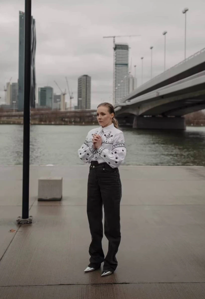 Олена приміряла також вишиванку