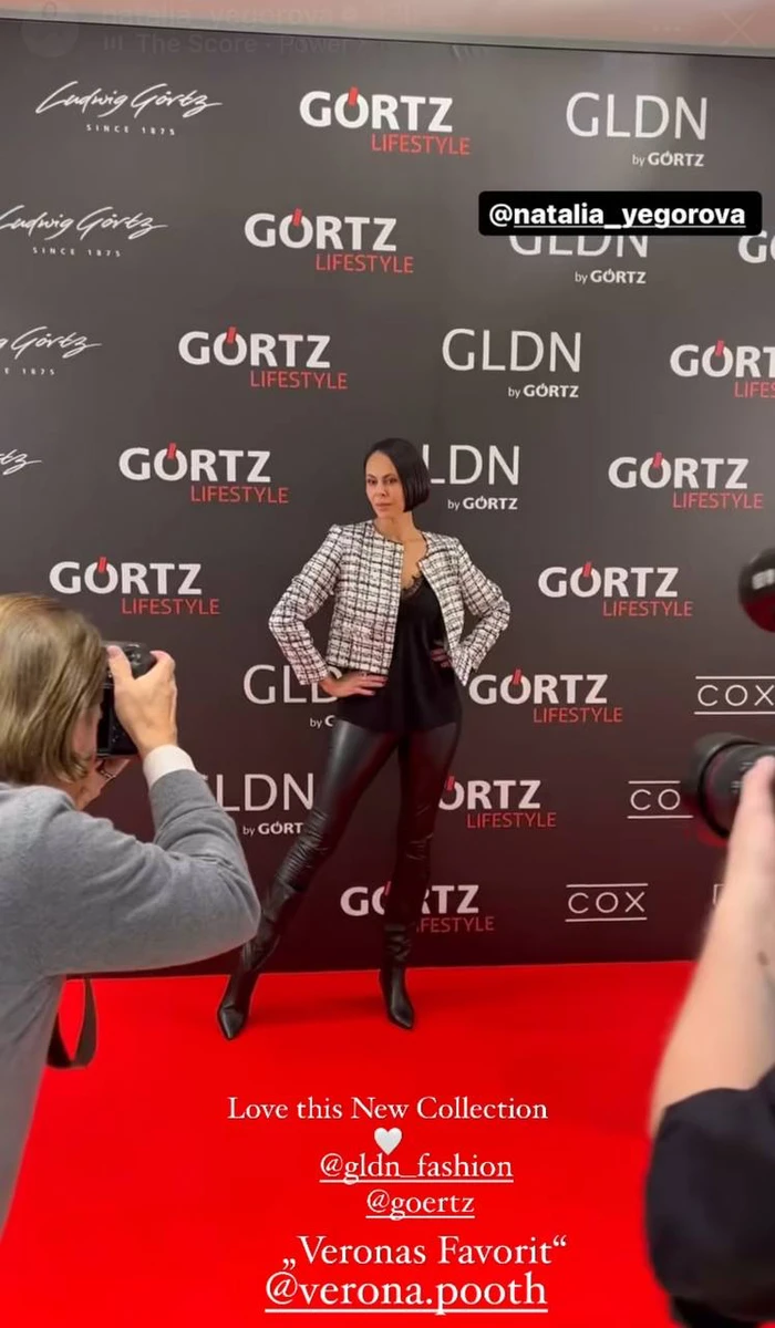 Віднедавна модель вдало підкреслила стрункі ноги і підняла лінію талії довжиною жакету