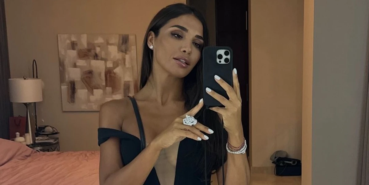 Санта Дімопулос робить селфі