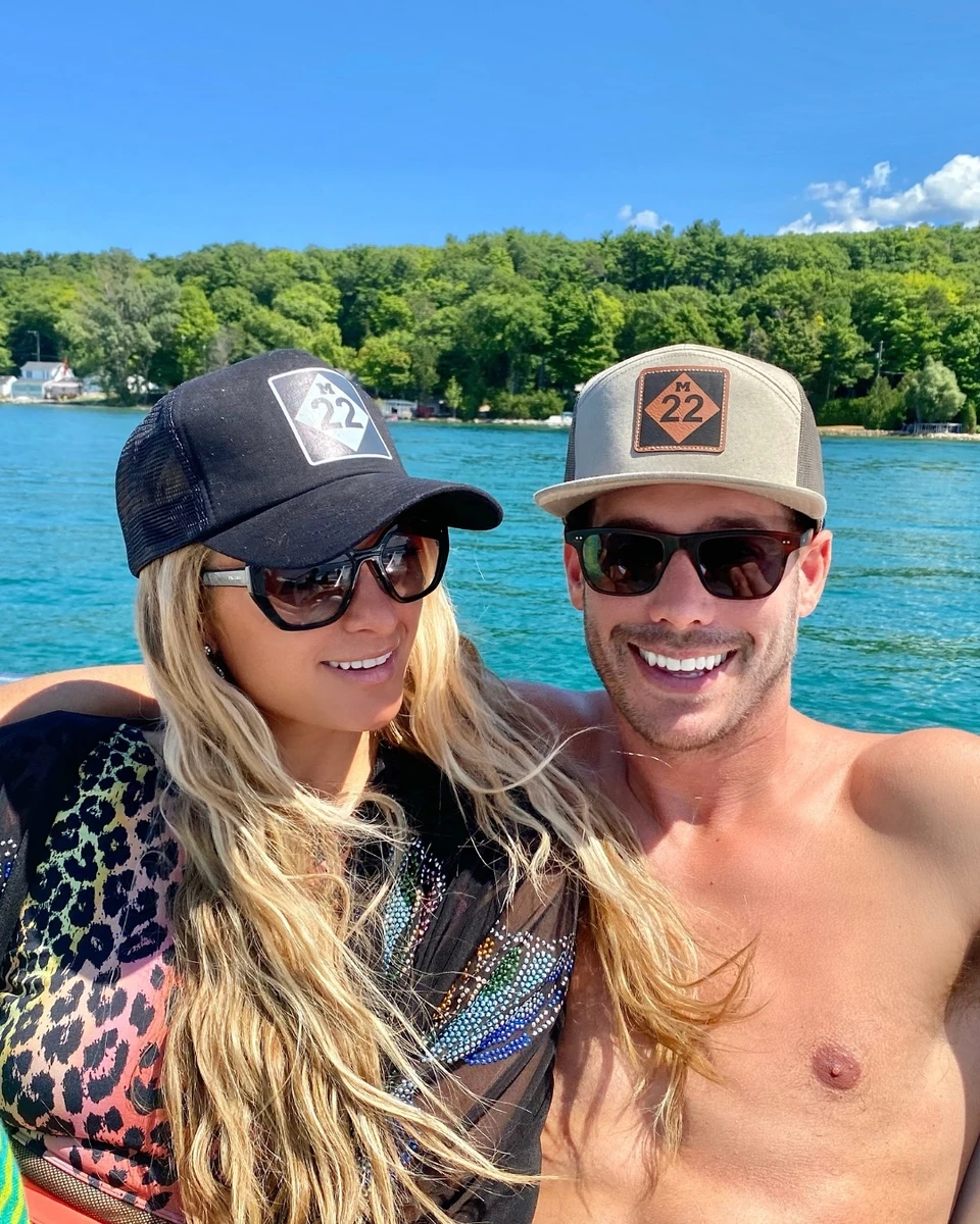 Періс Хілтон на відпочинку з чоловіком