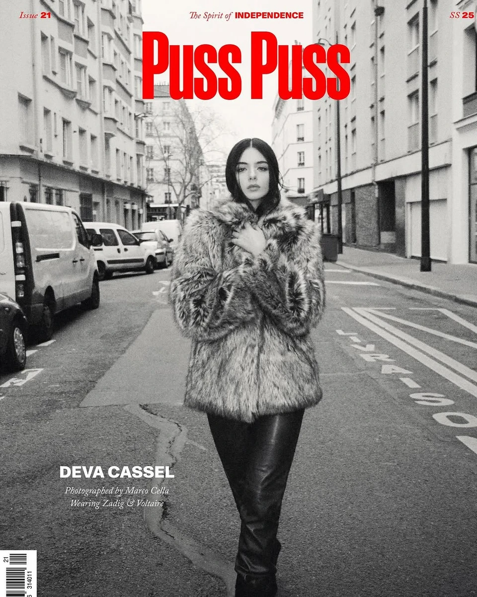 Дева Кассель попозувала у шубі та штанах на вулицях міста