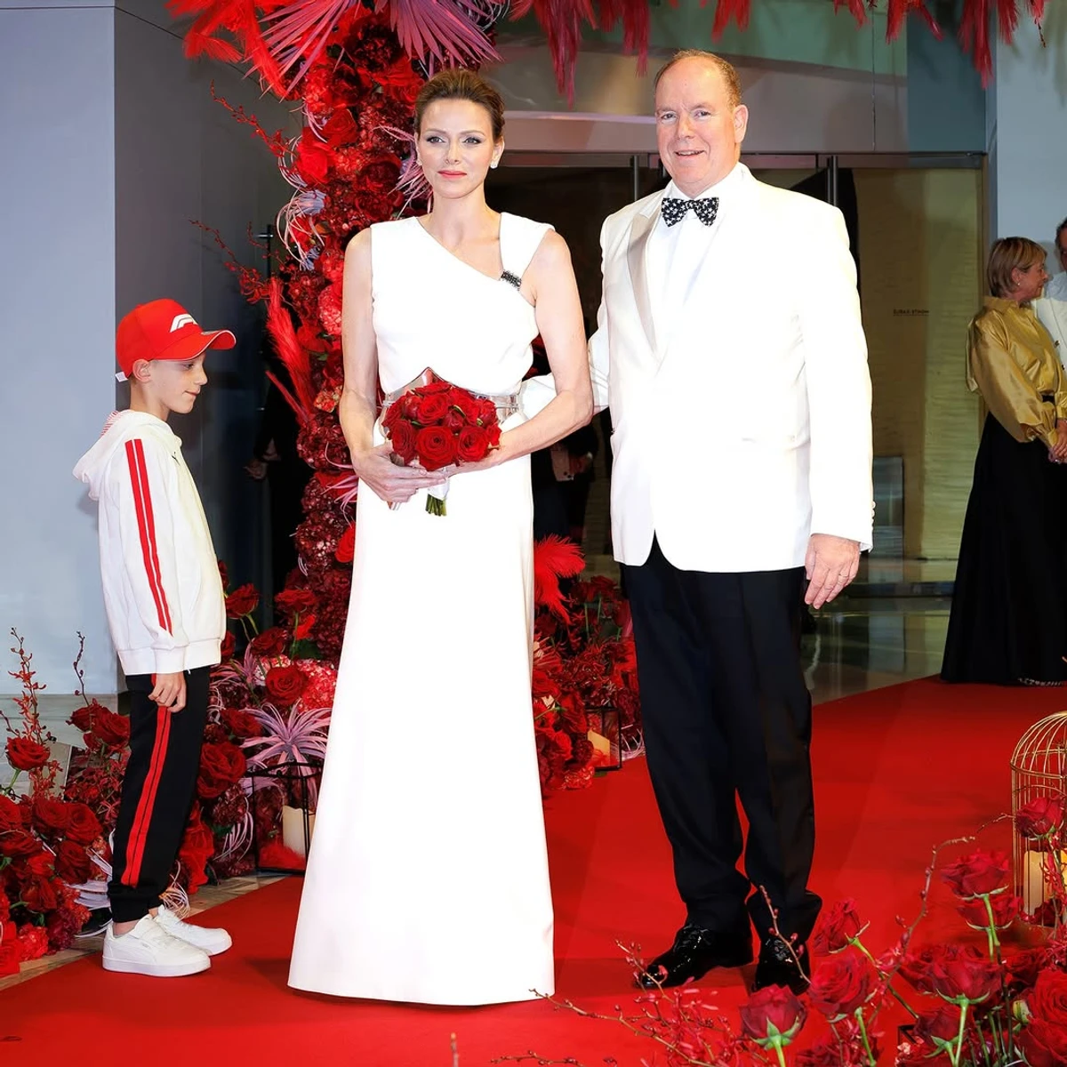 Княгиня Монако у білій сукні з квітами попозувала біля князя