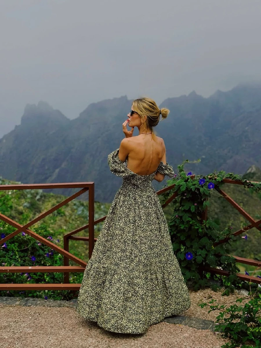 Кузнецова оголила спину