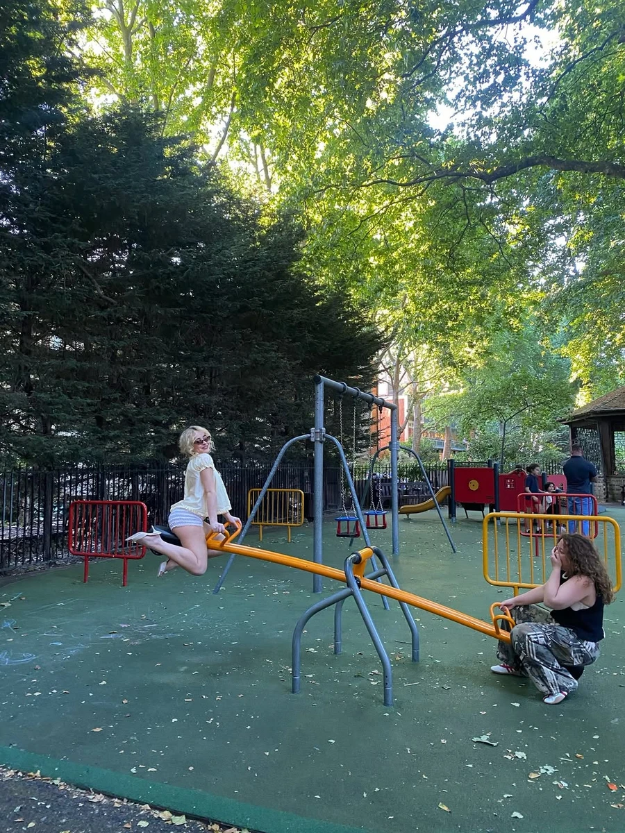 Сабріна Карпентер у шортах і підборах побавилася на дитячому майданчику