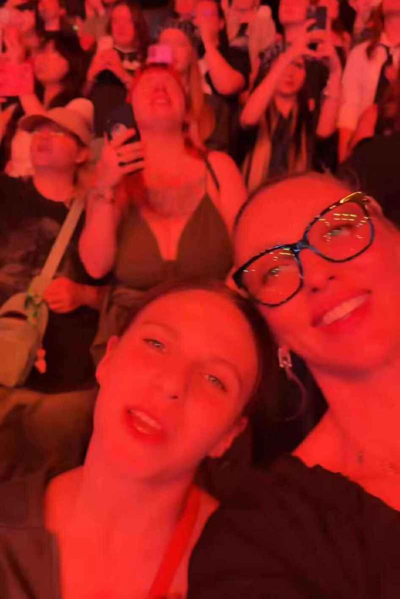 Оля Полякова з дочкою співала на концерті Біллі Айліш