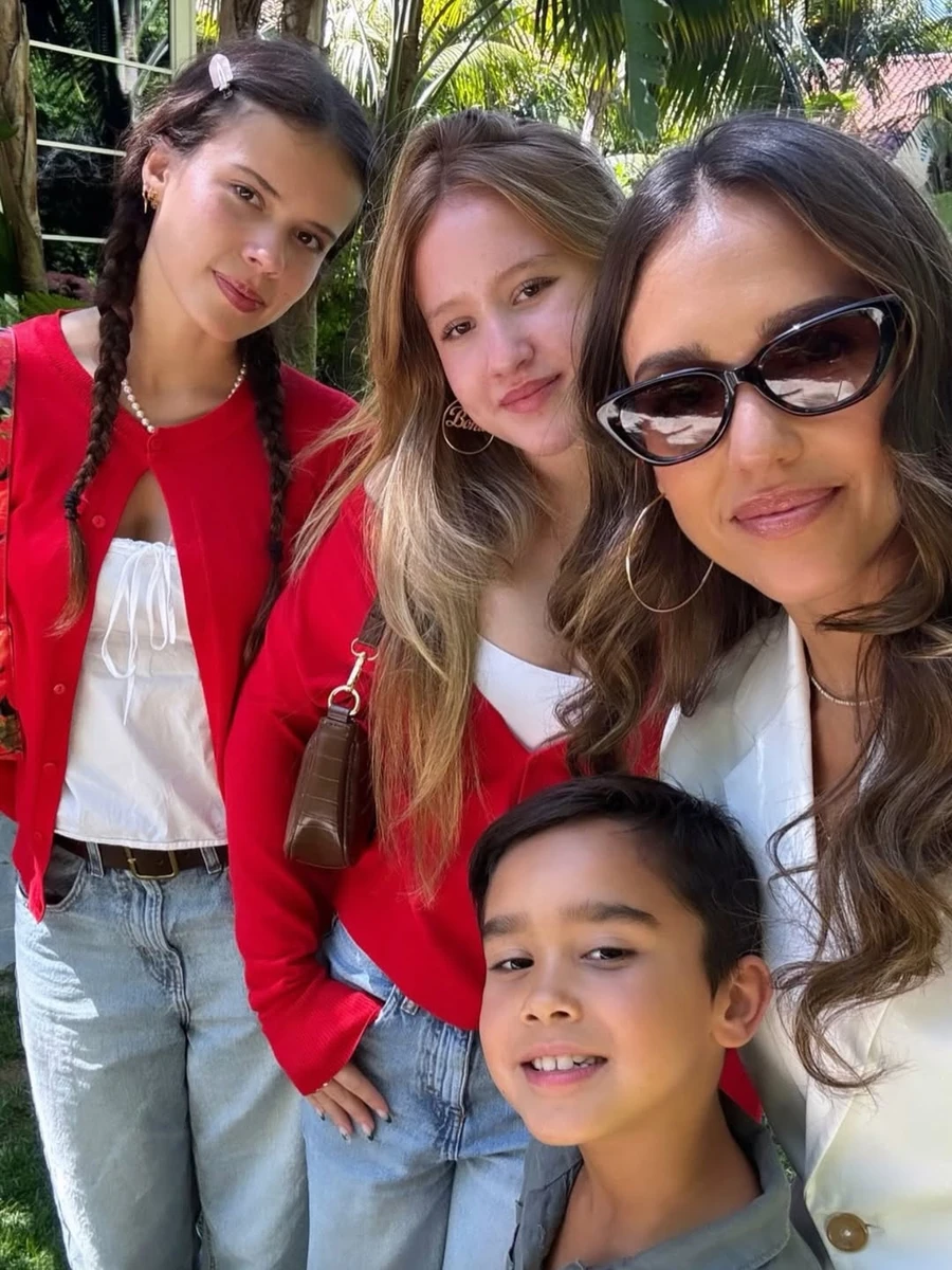 Джессіка Альба показала миле фото з усіма своїми дітьми