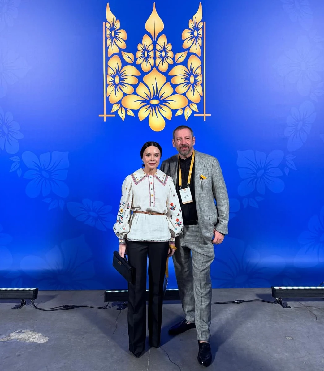 Лілія Подкопаєва у вишиванці з чоловіком відвідала молитовний сніданок