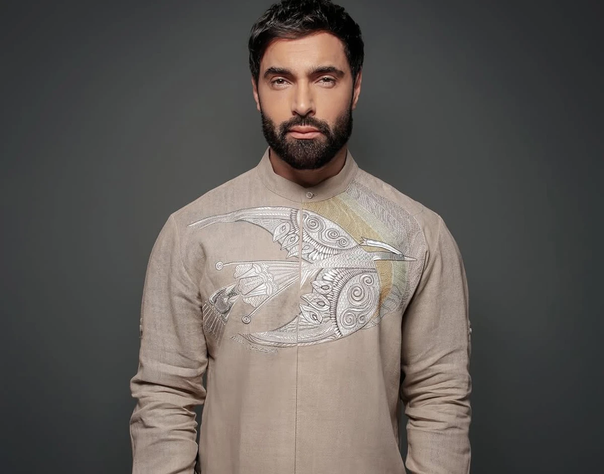 Віталій Козловський позує для фото