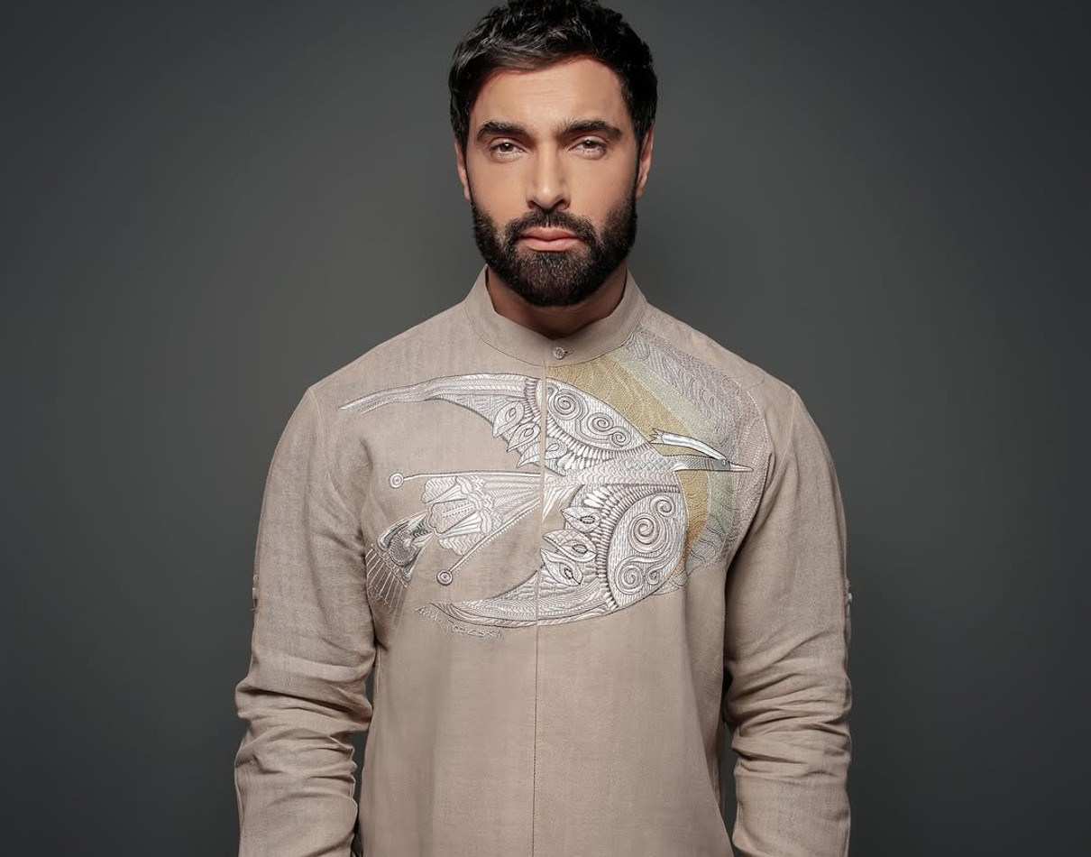 Віталій Козловський позує для фото