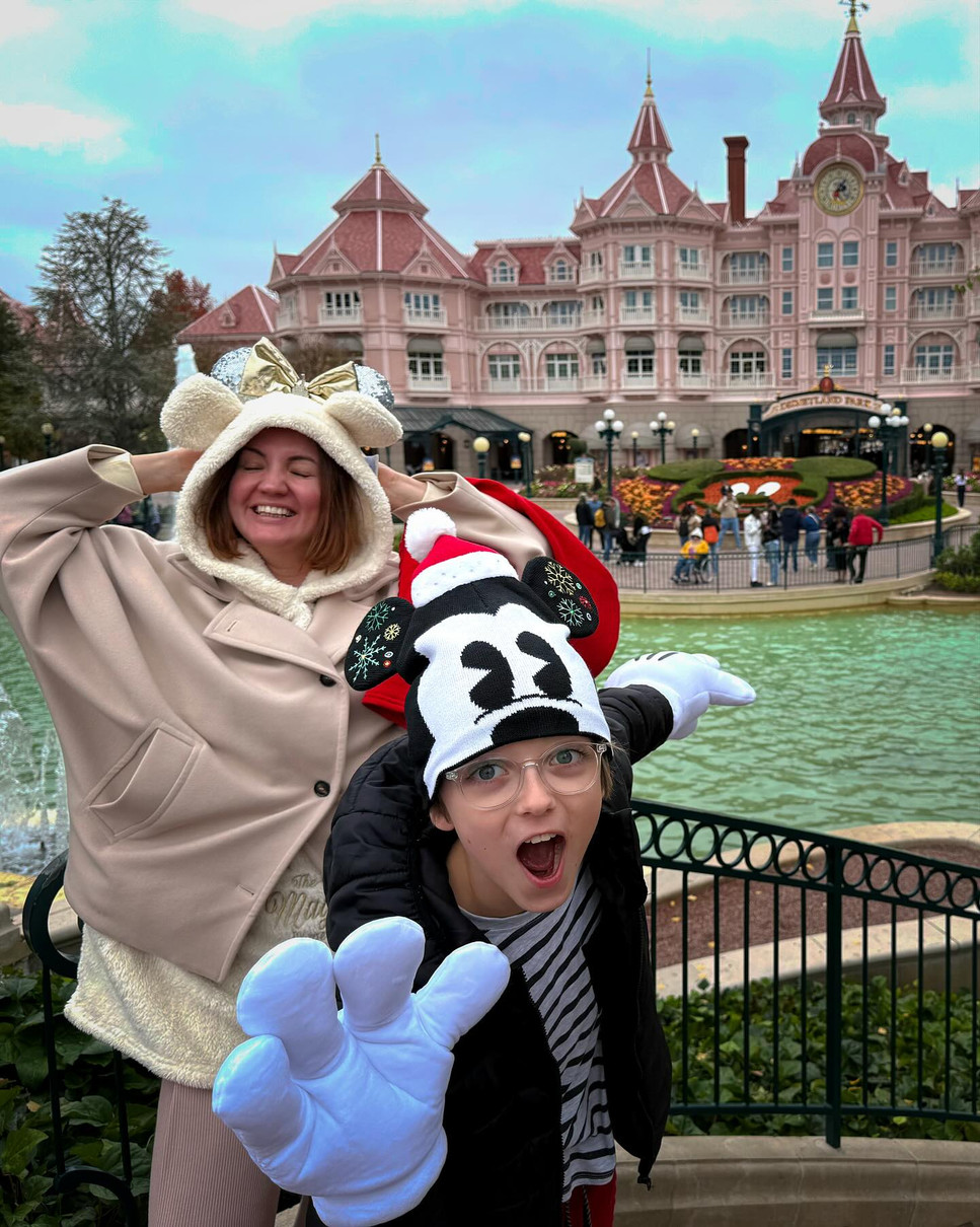 Оля Цибульська в Діснейленді з сином