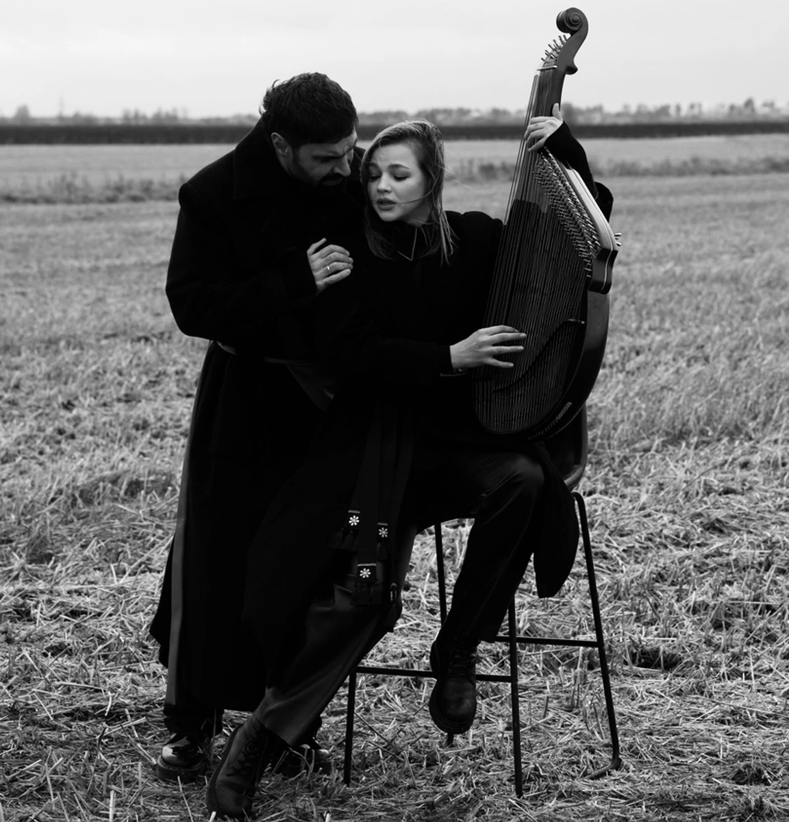 Віталій Козловський і Марина Круть зняли кліп на розмінованому полі