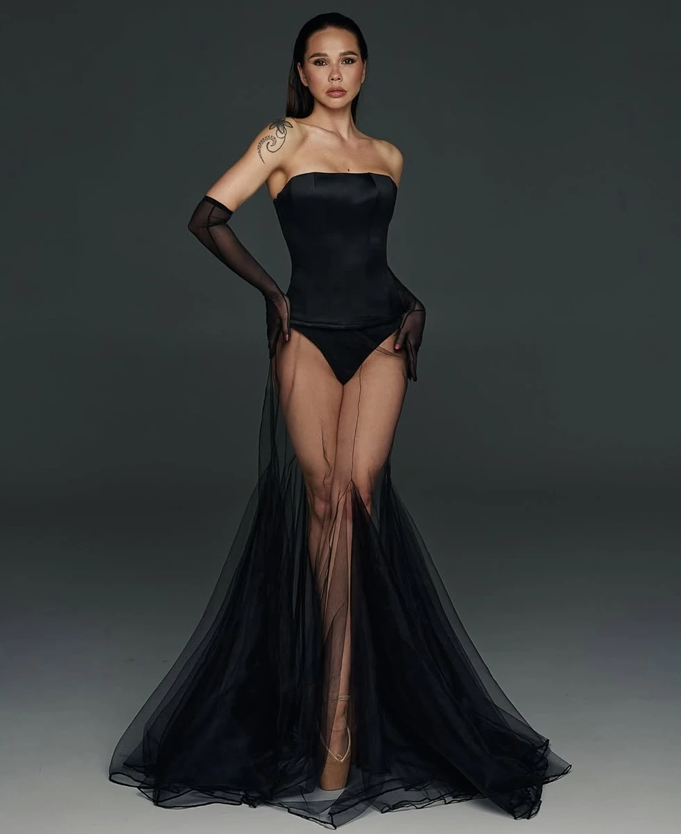 Наталія Татарінцева у прозорій спідниці та боді посвітила тілом на фото