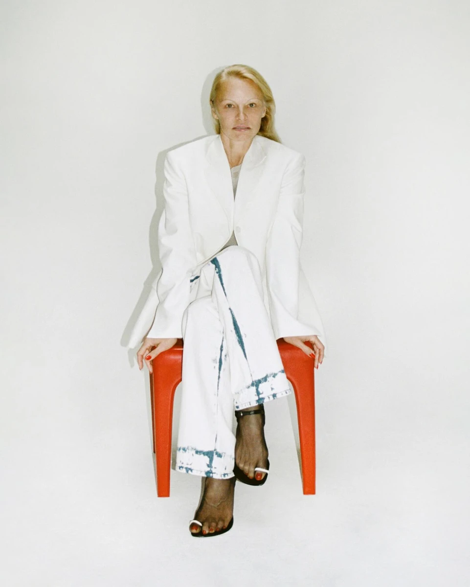 Памела попозувала без жодної краплини мейку