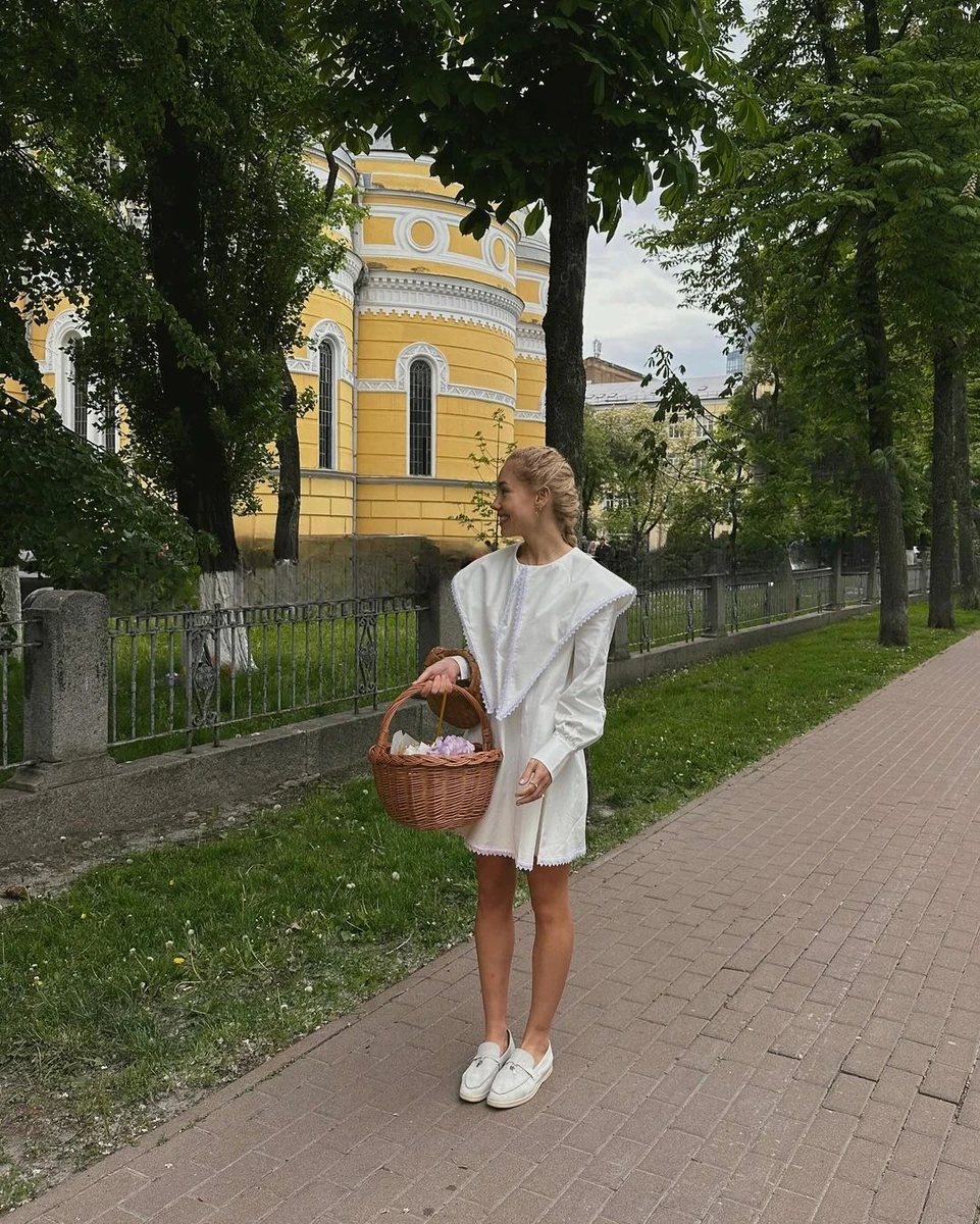 Хоч дизайнер Андре Тан і не радив одягати до церкви короткі речі, Даша все ж таки вирішила посвітити колінами на Великдень