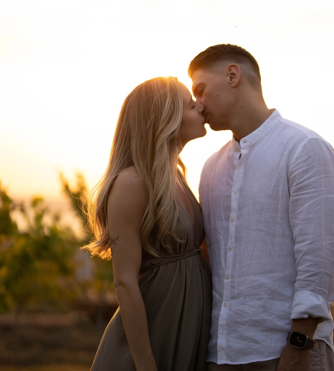Для оголошення новини Анжеліка і Володимир зробили гарні фото на тлі заходу сонця