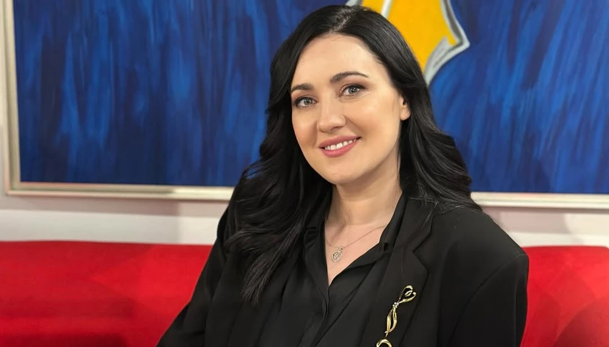 Соломія Вітвіцька позує для фото