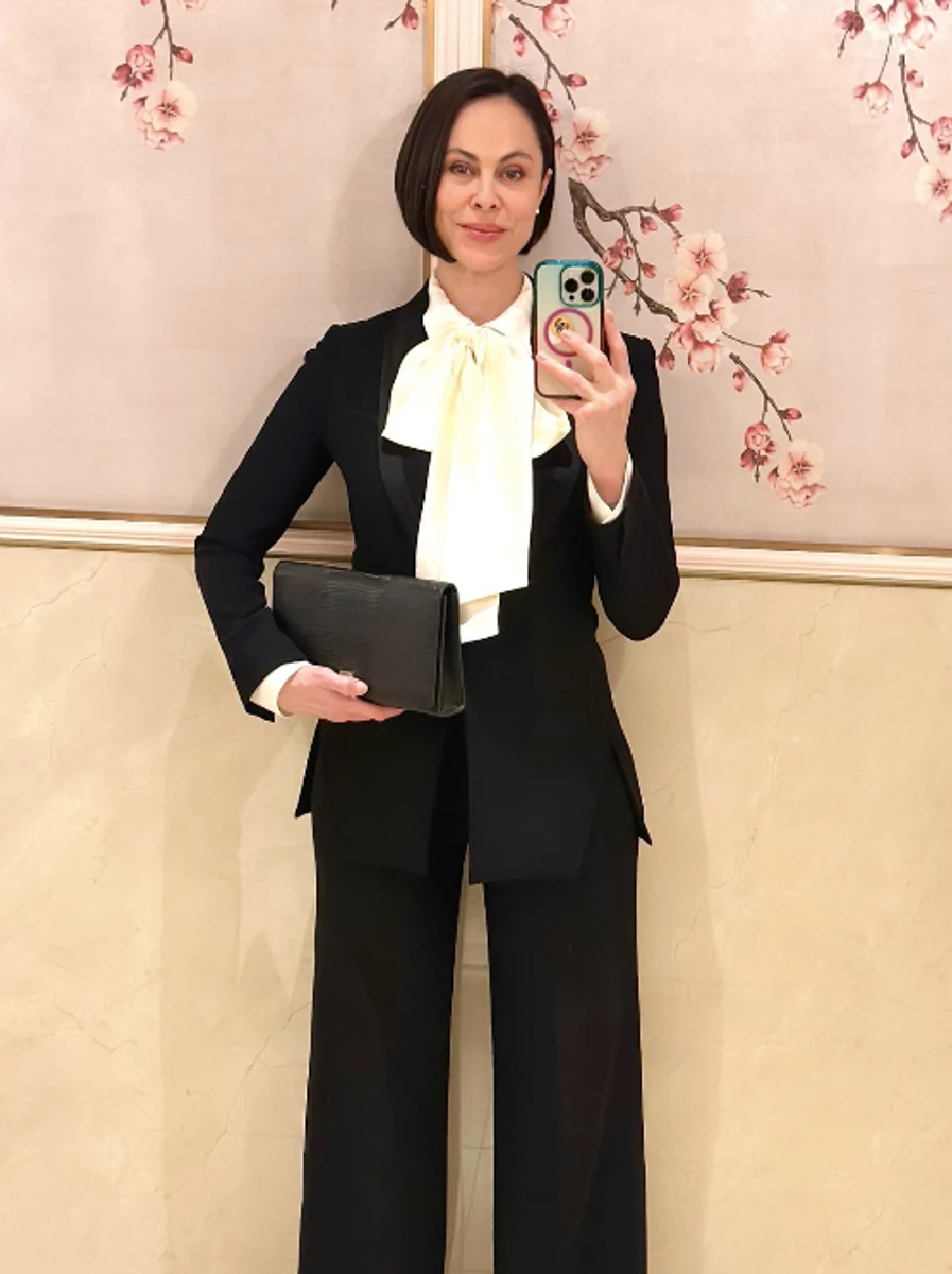 Ексдружина Кличка у стильному костюмі попозувала на вечірці