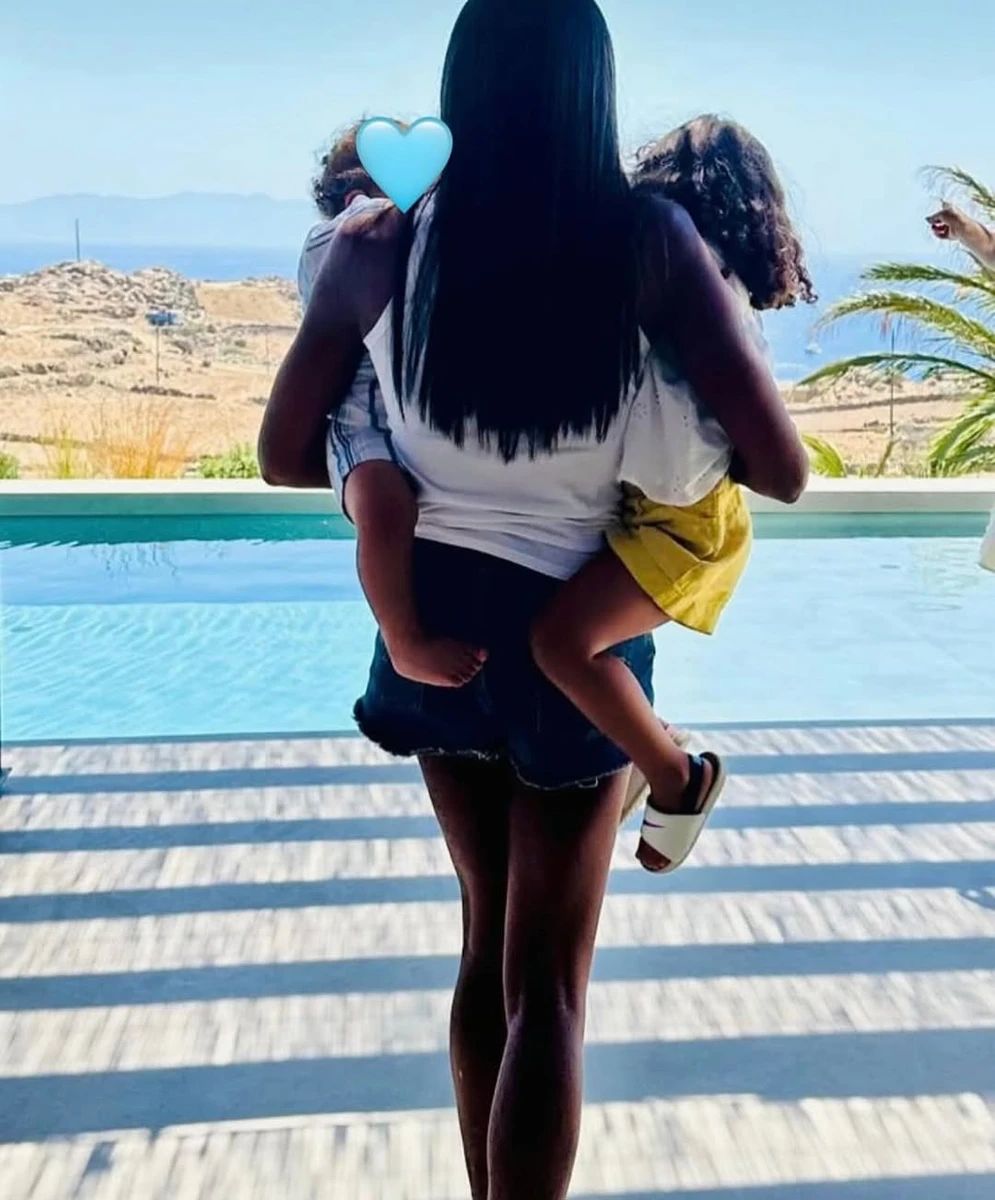 Наомі Кемпбелл з двома дітками відпочила біля басейну