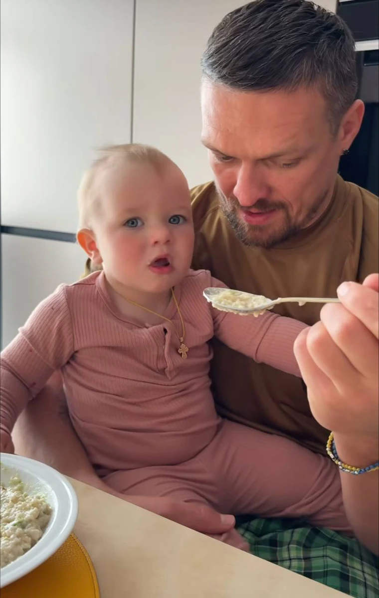 Усик погодував доньку